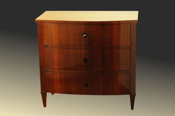 Convex chest of drawers in mahogany
    